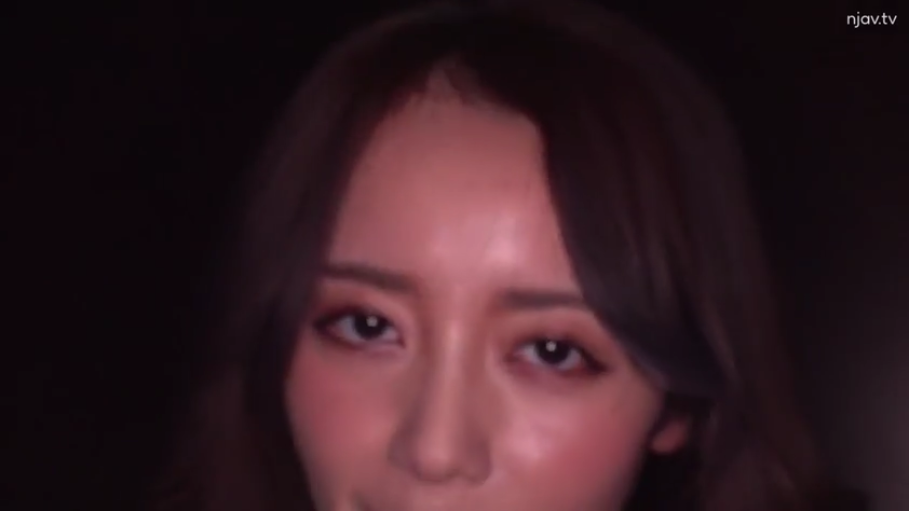 室内 · 眼睛特写 · 深情 · 暗光环境 · 无可见衣物 · 无