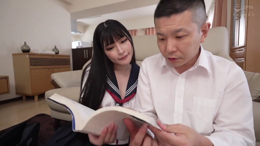 角色扮演 · 中景 · 水手服 · 期待 · 客厅 · 书本 · 眼神交流 · 并肩而坐