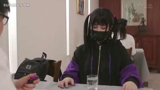 坐姿 · 中景 · 餐厅 · 连帽卫衣