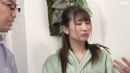 室内 · 中景 · 站姿 · 闭眼 · 交流 · 成人视频 · 睡袍