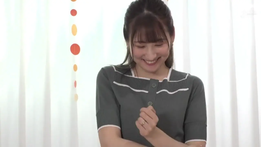 室内 · 站立 · 半身 · 灰色短袖