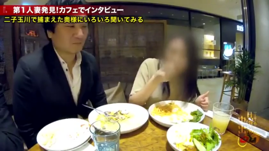 咖啡厅 · 麦克风 · 交谈中 · 电视节目字幕 · 男人穿黑色西装 · 人妻脸部模糊处理