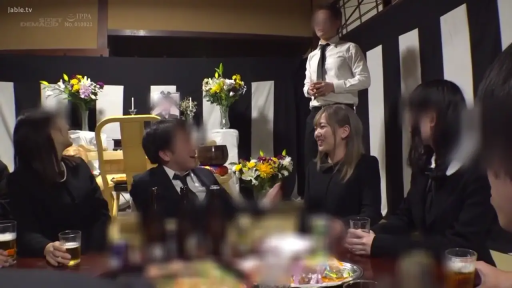 交谈中 · 鲜花 · 黑色正装 · 葬礼会场 · 背景有鲜花和灵堂装饰