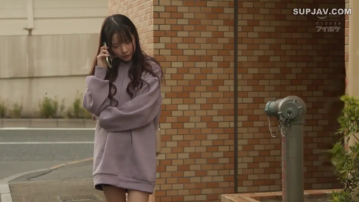 若有所思 · 智能手机 · 日常服装 · 人物半身特写 · 街头 · 下衣失踪风格