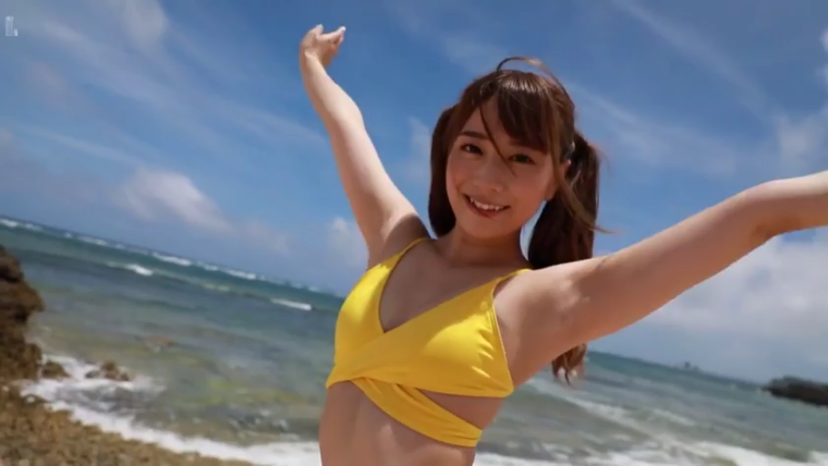 上半身 · 黄色比基尼 · 海边 · 张开双臂