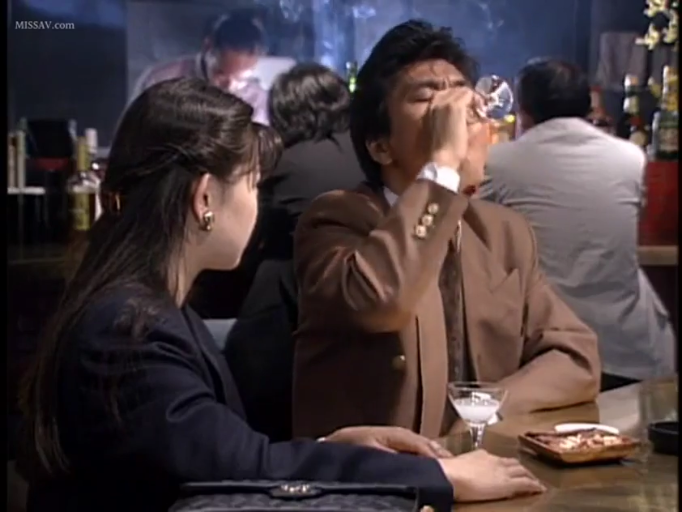 酒杯 · 吧台 · 棕色西装外套 · 背景有其他顾客 · 男人喝酒特写 · 男人饮酒表情