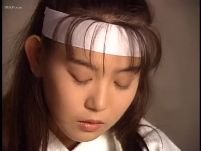 室内 · 沉思 · 低头 · 脸部特写 · 平静 · 亚洲女性 · 柔道服 · 白色头带