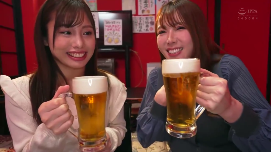 酒馆 · 面部特写 · 喜悦 · 蓝色长袖上衣 · 大扎啤杯