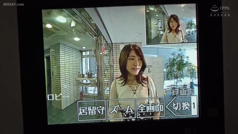 公寓大厅 · 注视 · 人物面部特写 · 监控界面UI · 白色系浅色上衣 · 监控屏幕界面