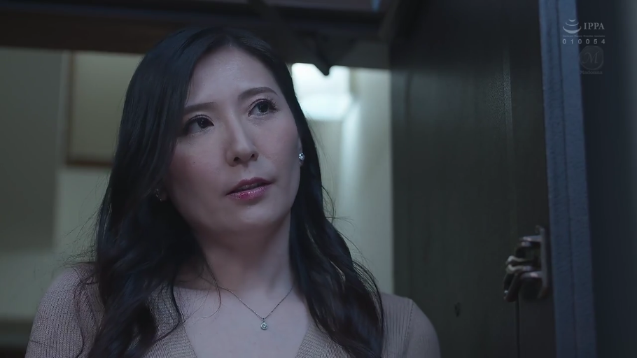 室内 · 严肃 · 脸部特写 · 注视 · 俯视姿势 · 男优特写 · 西装领带