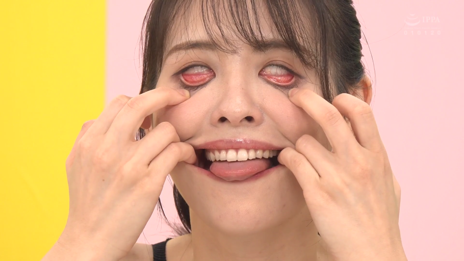眼睛特写 · 惊悚 · 黑色吊带背心 · 室内录影棚 · 夸张表情