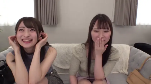 室内 · 坐姿 · 半身 · 休闲服