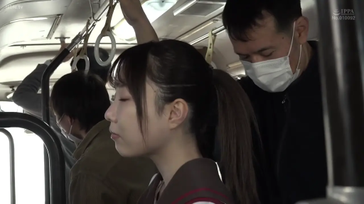 站立 · 水手服 · 公交车 · 侧脸 · 口罩 · 无表情 · 马尾 · 贴身