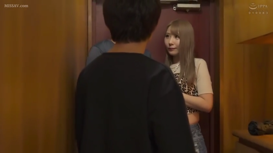 房门口 · 注视 · 黑色长袖卫衣 · 女性面部