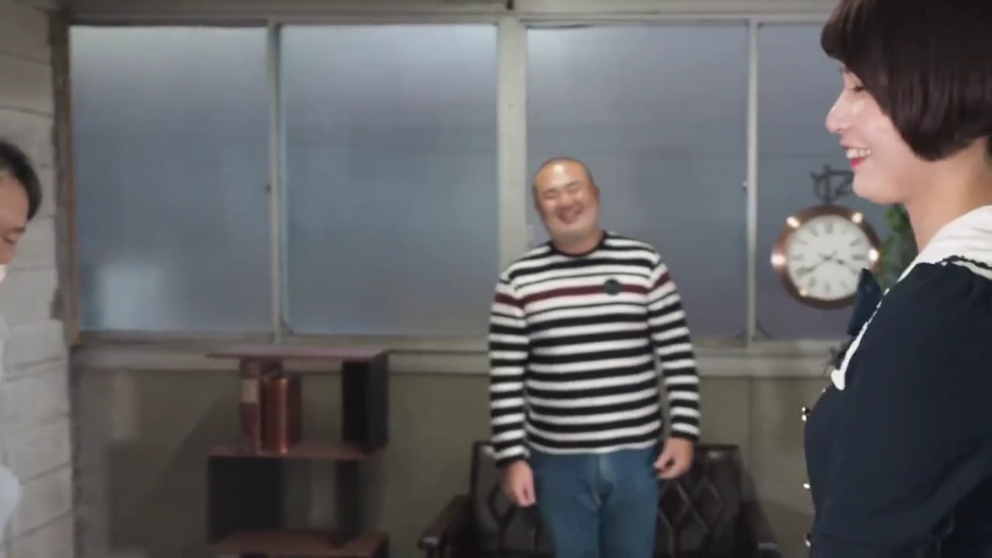 表情轻松 · 室内工作室 · 深色学院风制服 · 挂钟 · 女性侧脸特写