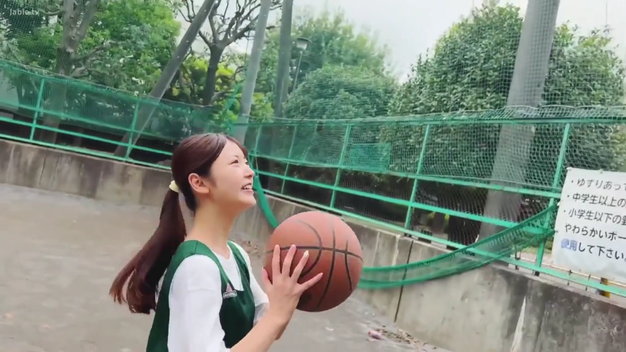 中景 · 微笑 · 马尾 · 篮球 · 篮球服 · 打篮球 · 户外篮球场 · 侧身持球