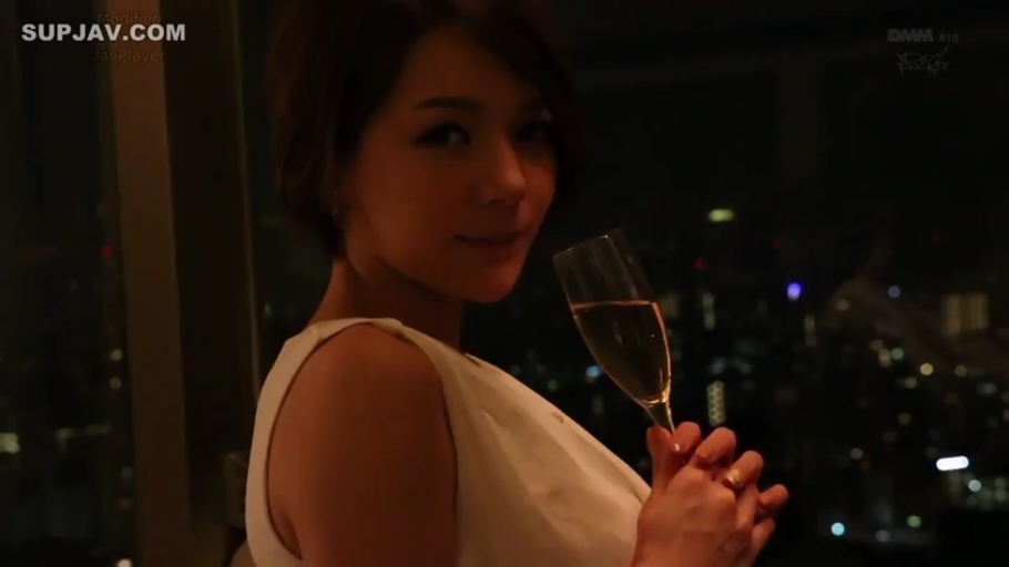 半身特写 · 短发 · 侧坐 · 浅笑 · 香槟杯 · 手持酒杯 · 白色无袖连衣裙 · 窗边都市夜景