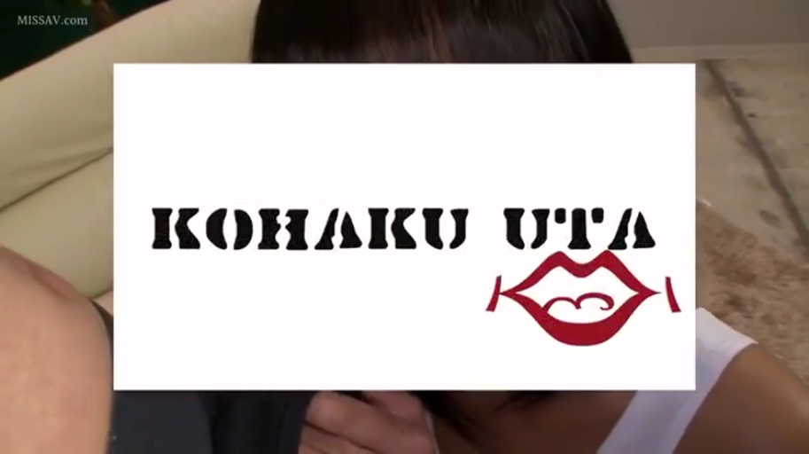 室内 · 白色背心 · 肩膀特写 · 无表情 · 遮挡LOGO