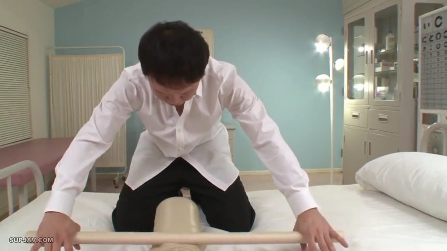 俯身 · 中景 · 白衬衫 · 诊所