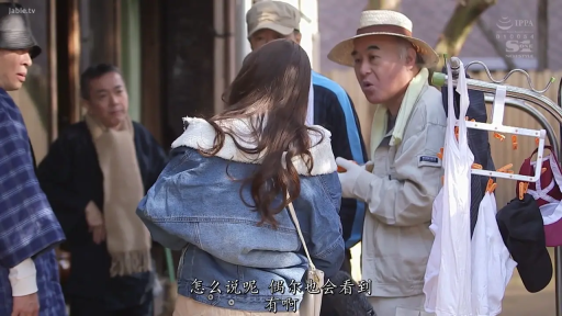中文字幕 · 路边 · 米色裤子 · 白色背心 · 交谈表情 · 年轻女性背影