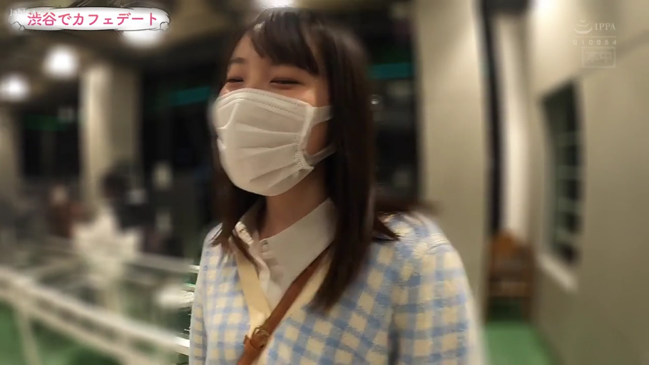 咖啡店 · 佩戴口罩的五官 · 开朗 · POV视角 · 斜挎包 · 蓝白格纹针织衫