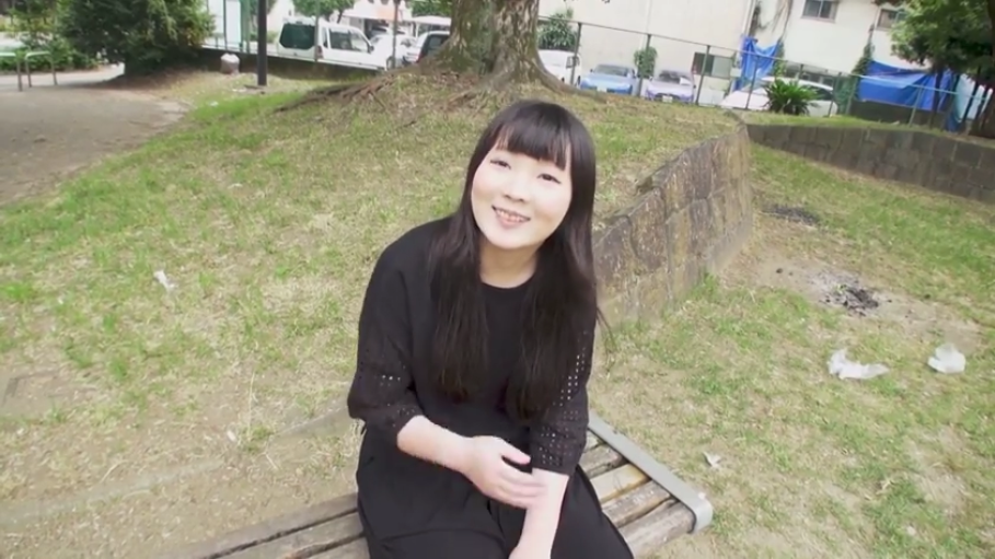 顔部のクローズアップ · 微笑 · 公園 · 户外背景 · 黑色长袖连衣裙
