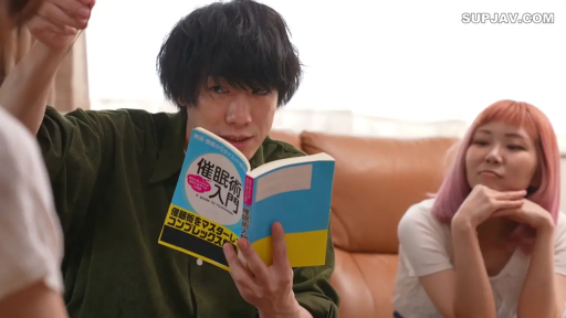 室内 · 坐姿 · 脸部特写 · 熟女 · 忧虑 · 倾听 · 条纹T恤