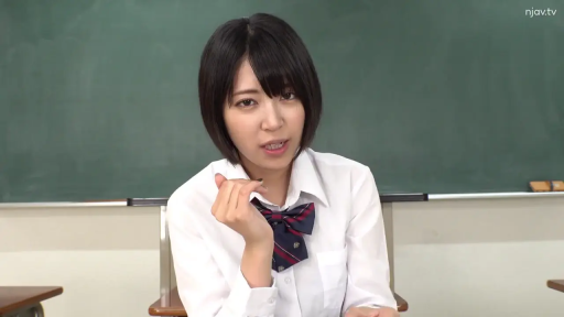 坐姿 · 教室 · 微笑 · 面对镜头 · 半身 · 黑板 · JK制服 · 短发