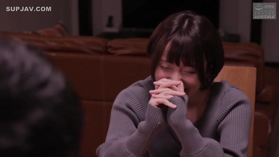 娇羞 · 客厅 · 女子面部特写 · 灰色针织长袖上衣