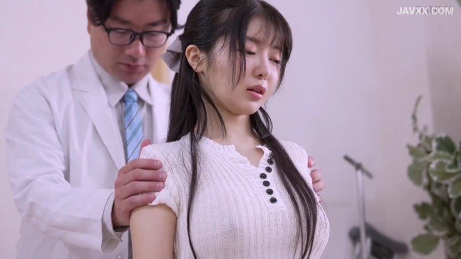 白色针织开衫 · 女子神情恍惚 · 诊室 · 白大褂 · 医生手部特写 · 透视感针织衫