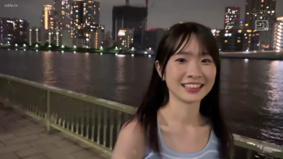 上半身特写 · 自然开心 · 城市夜景 · 浅蓝色无袖上衣 · 背景有城市灯光