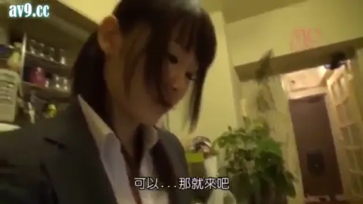 居所 · 微笑 · 深色西装外套 · 中文字幕 · 脸部中景