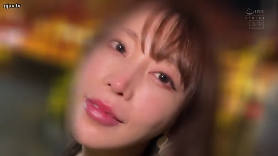 室内 · 眼部特写 · 虚脱感 · 泪眼婆娑