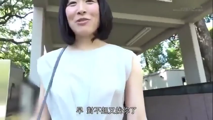 上半身特写 · 说话 · 中文字幕 · 户外 · 白色无袖上衣 · 斜挎包