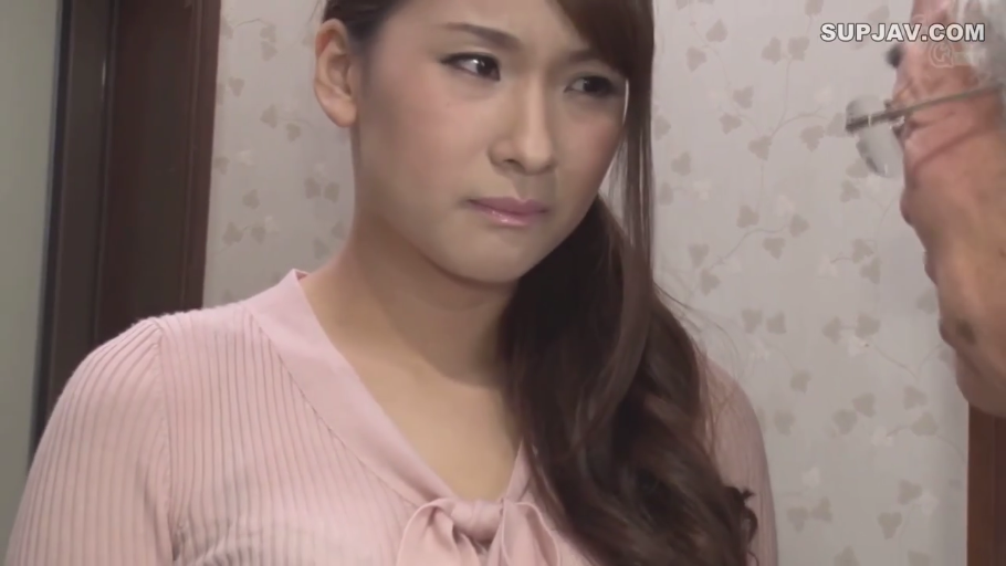 室内 · 困扰 · 粉色针织上衣 · 女子面部特写