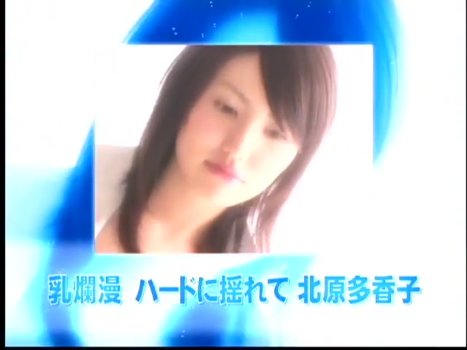 脸部特写 · 注视 · 白色上衣 · 摄影棚 · 文字标题