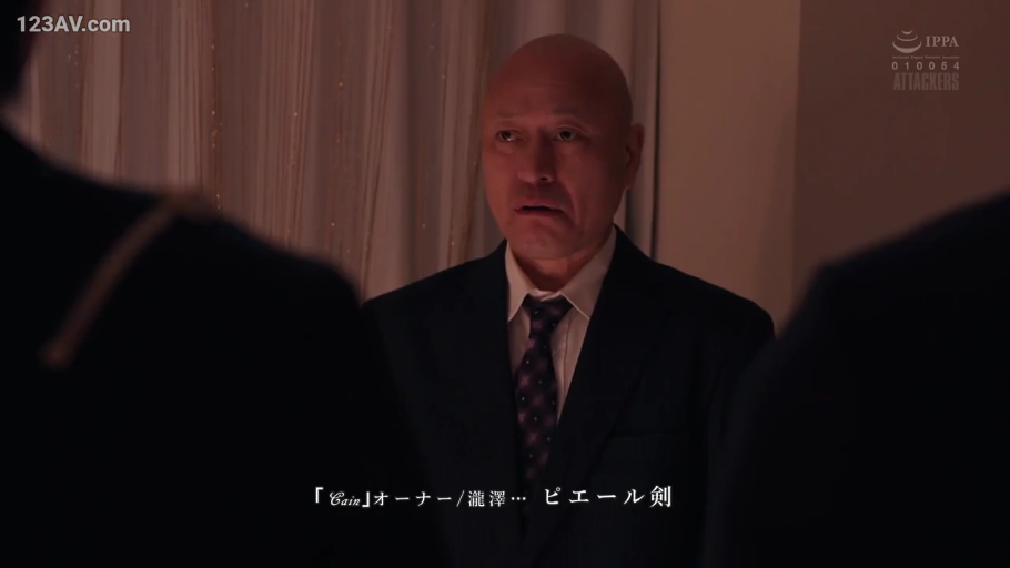 室内 · 凝重 · 字幕 · 深色领带 · 面部特写