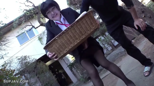 尴尬 · 黑色男装 · 人物面部 · 篮子 · 民宅门口 · 低角度仰拍