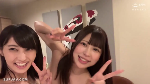 室内 · 面部特写 · 裸体 · 开心的笑容