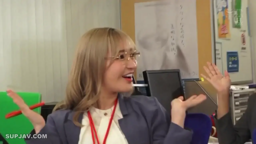 工牌挂绳 · 办公室 · 深色西装外套 · 面部特写 · 大笑 · 职场设定