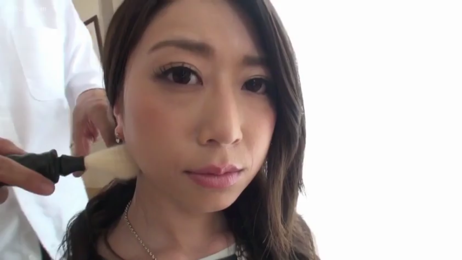 室内 · 坐姿 · 角色扮演 · 脸部特写 · 平静 · 休闲装 · 刷子 · 被涂抹