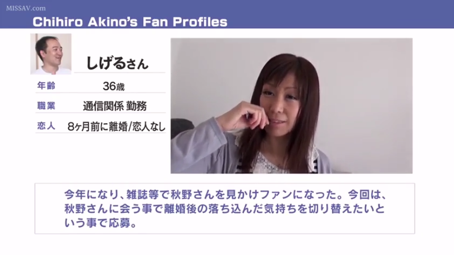 室内 · 微笑 · 内搭白色衣物 · 女性面部特写 · 文字说明看板 · 日语文字信息