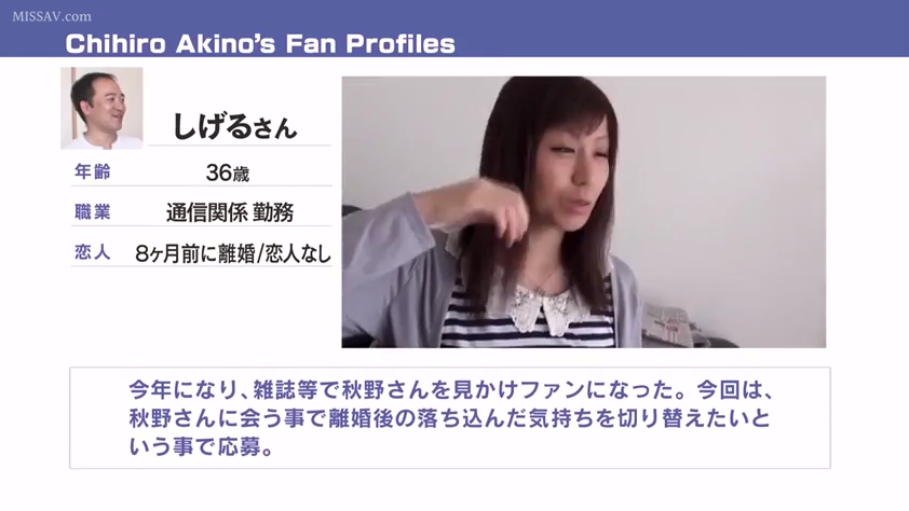 室内 · 坐姿 · 中景 · 自然 · 谈话 · 熟女 · 条纹上衣