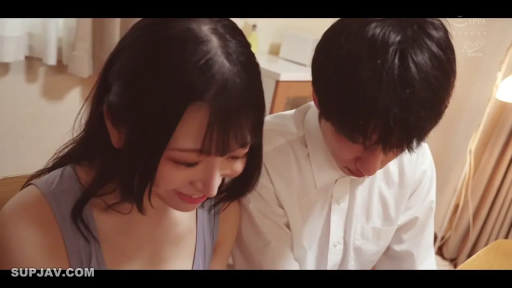卧室 · 面带微笑 · 吊带衫 · 侧脸特写