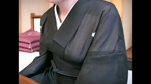 榻榻米房间 · 面部未完全露出 · 上半身特写 · 白色内领 · 日式坐垫