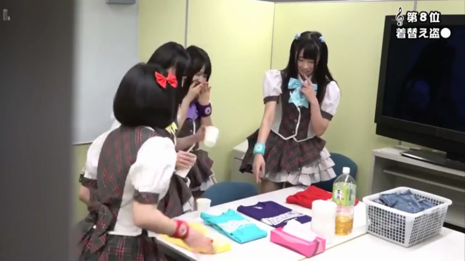 自然微笑 · 短袖水手服 · 饮料 · ラウンジ · 人物半身中景