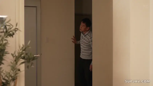 窥探 · 房门 · 条纹翻领针织衫 · 人物半身特写