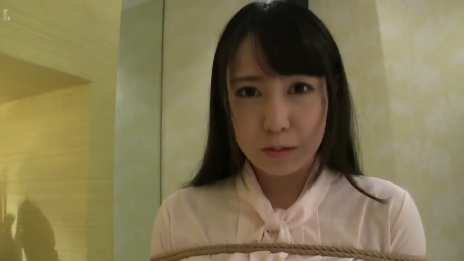 室内 · 胸部绳索细节 · 木讷 · 浅色衬衫 · 麻绳 · 绳子勒紧身体