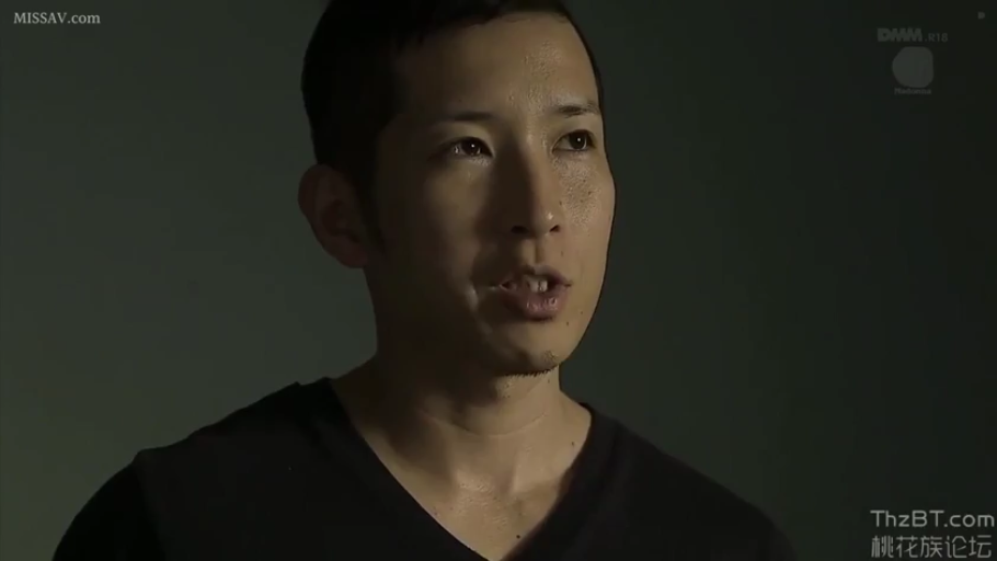 专注 · 头部特写 · 黑色V领T恤 · 录影棚 · 光线较暗
