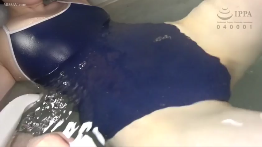 湿身 · 仰卧 · 浴缸 · 躯干特写 · 无表情 · 连体泳衣 · 水 · 浸泡